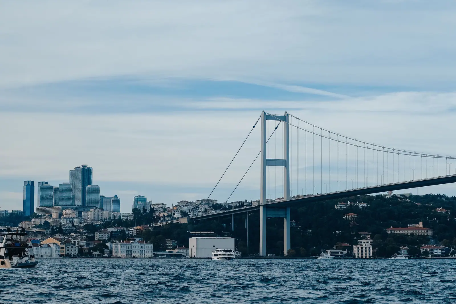 Boğaz Köprüsü ve Anadolu yakası kıyısı